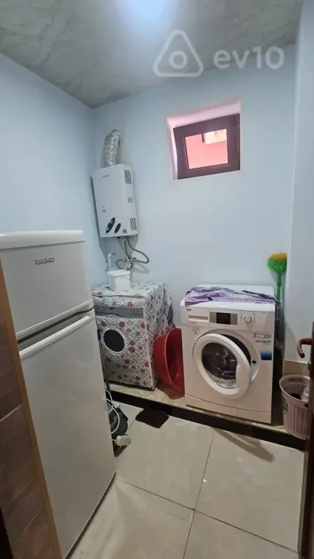 Satılır 8 otaqlı həyət evi 200 m²