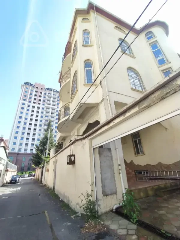 Satılır 9 otaqlı həyət evi 650 m²