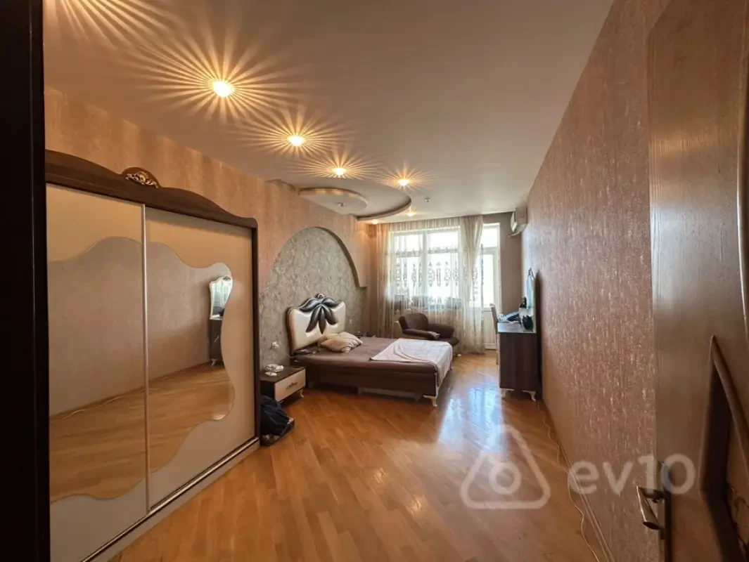 Kirayə verilir 3 otaqlı yeni tikili 140 m²