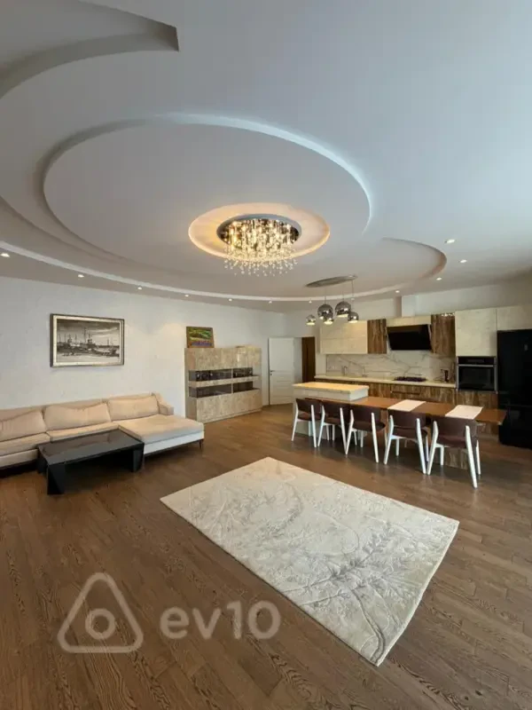 Satılır 5 otaqlı yeni tikili 210 m²