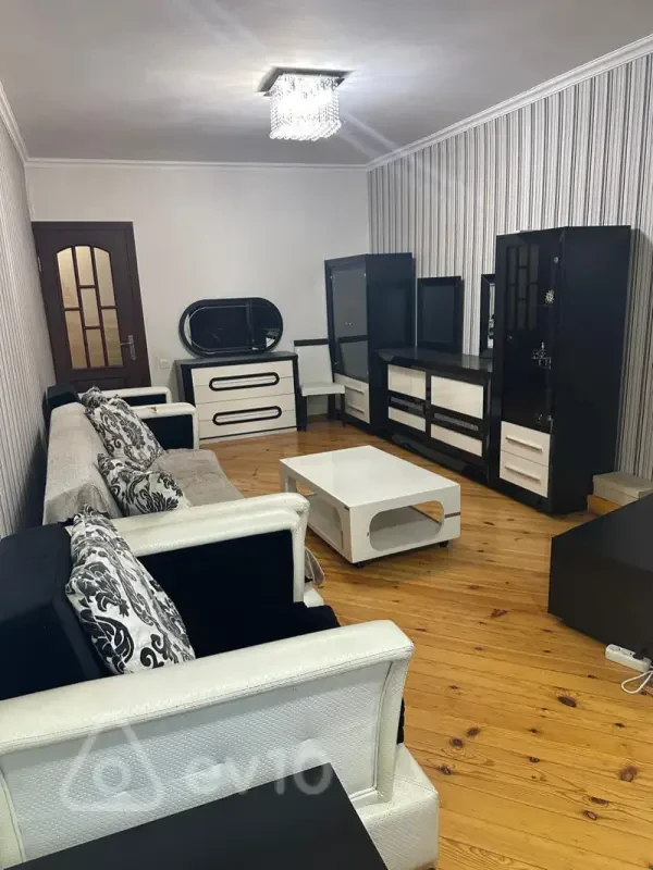 Kirayə verilir 2 otaqlı köhnə tikili 68 m²