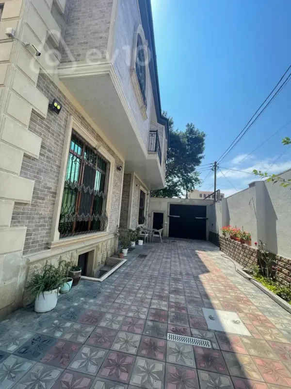 Satılır 10 otaqlı həyət evi 430 m²