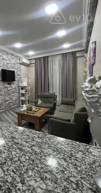 Kirayə verilir 2 otaqlı köhnə tikili 75 m²