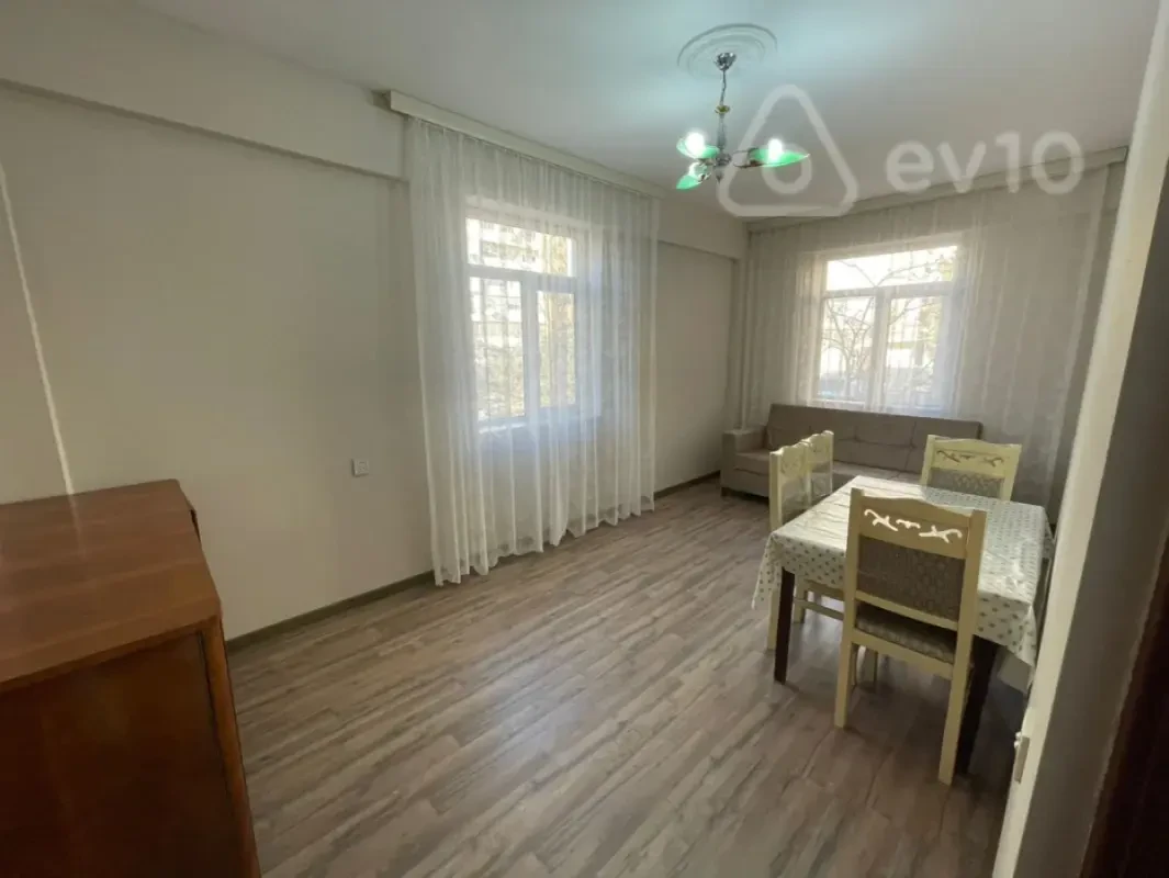 Kirayə verilir 2 otaqlı köhnə tikili 50 m²