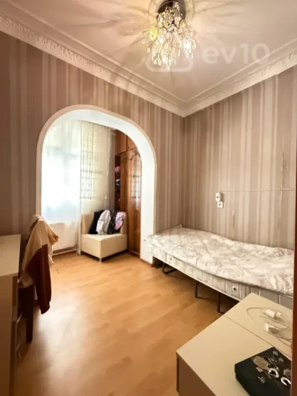 Satılır 1 otaqlı köhnə tikili 45 m²