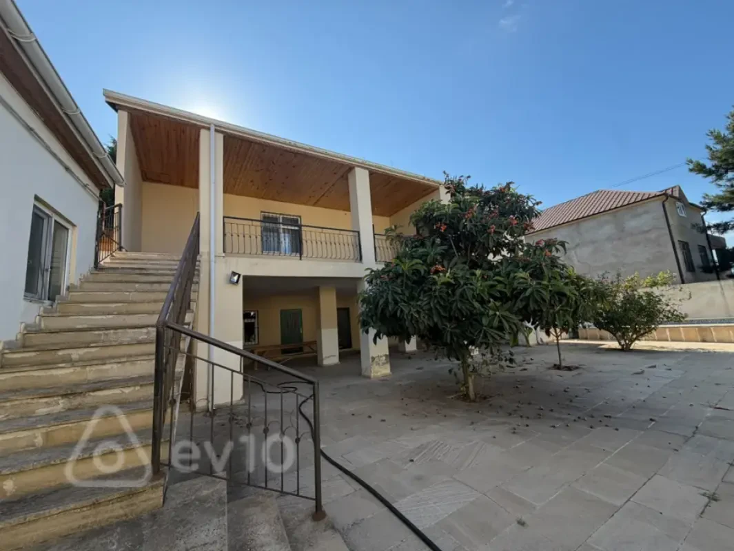 Satılır 5 otaqlı həyət evi 240 m²
