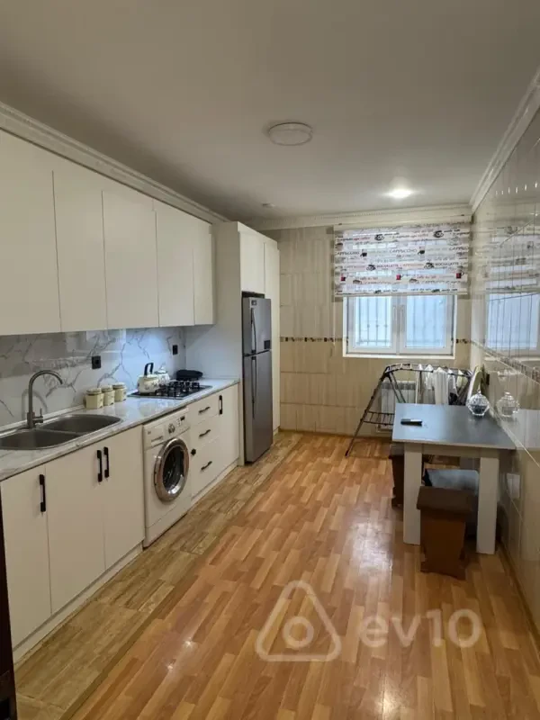 Kirayə verilir 2 otaqlı köhnə tikili 90 m²