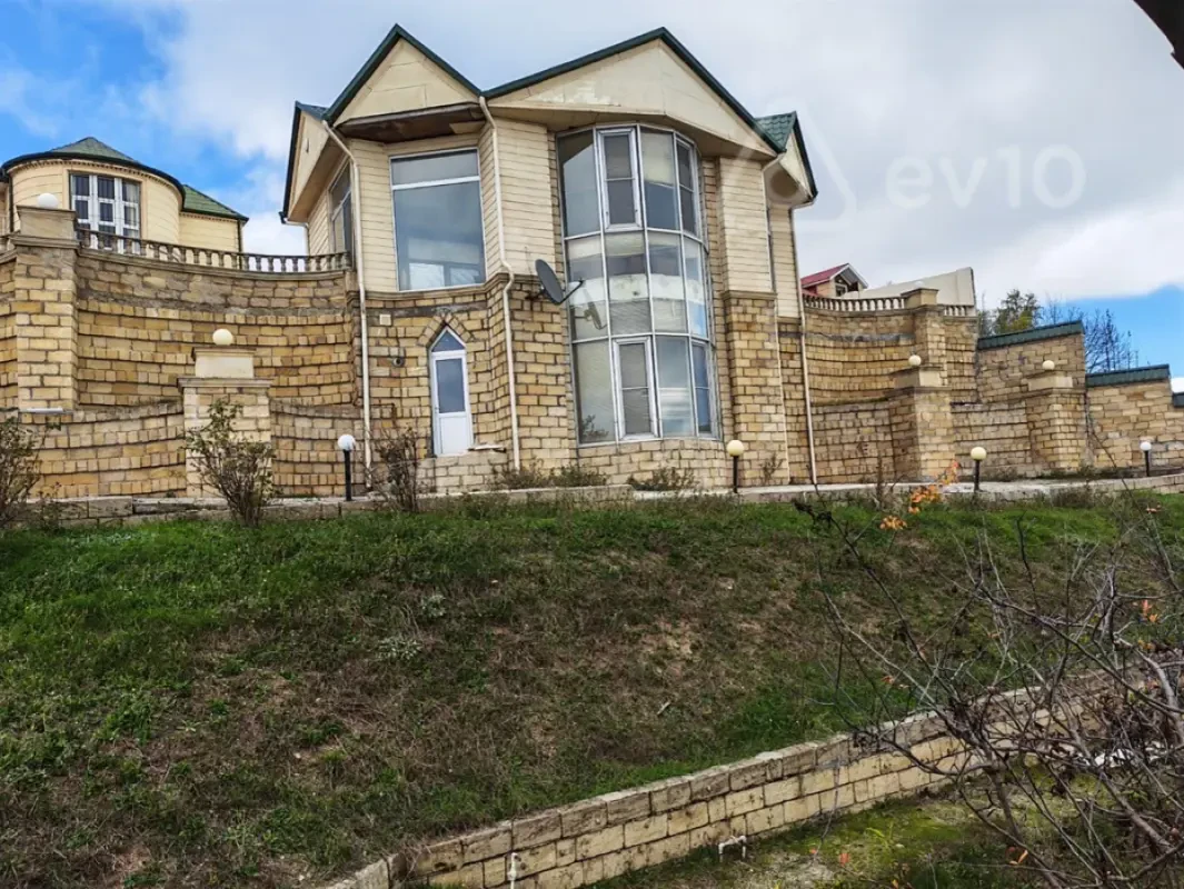 Satılır 7 otaqlı həyət evi 200 m²