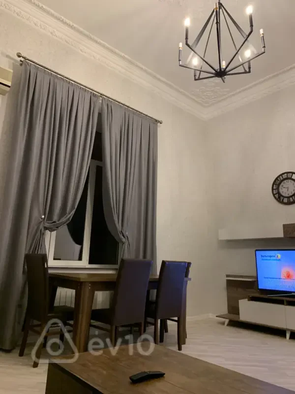 Kirayə verilir 2 otaqlı köhnə tikili 102 m²