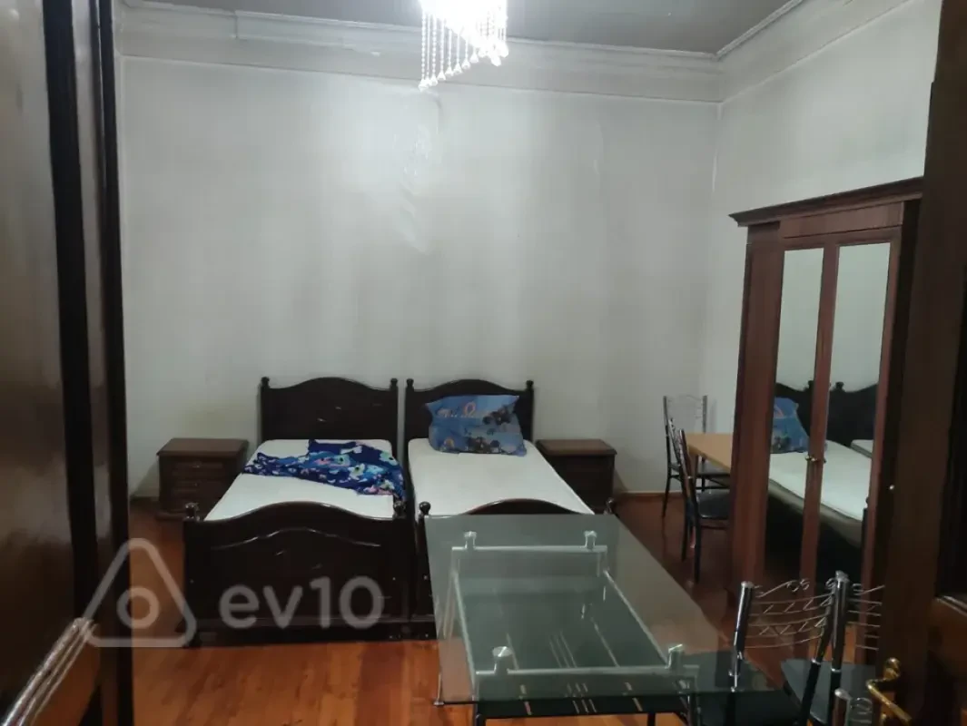 Kirayə verilir 2 otaqlı köhnə tikili 60 m²