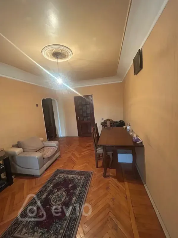 Kirayə verilir 2 otaqlı köhnə tikili 60 m²