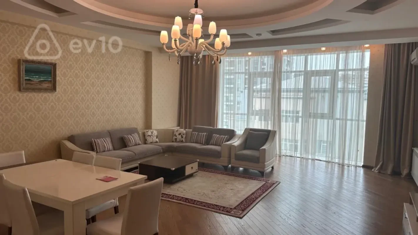 Kirayə verilir 4 otaqlı yeni tikili 220 m²