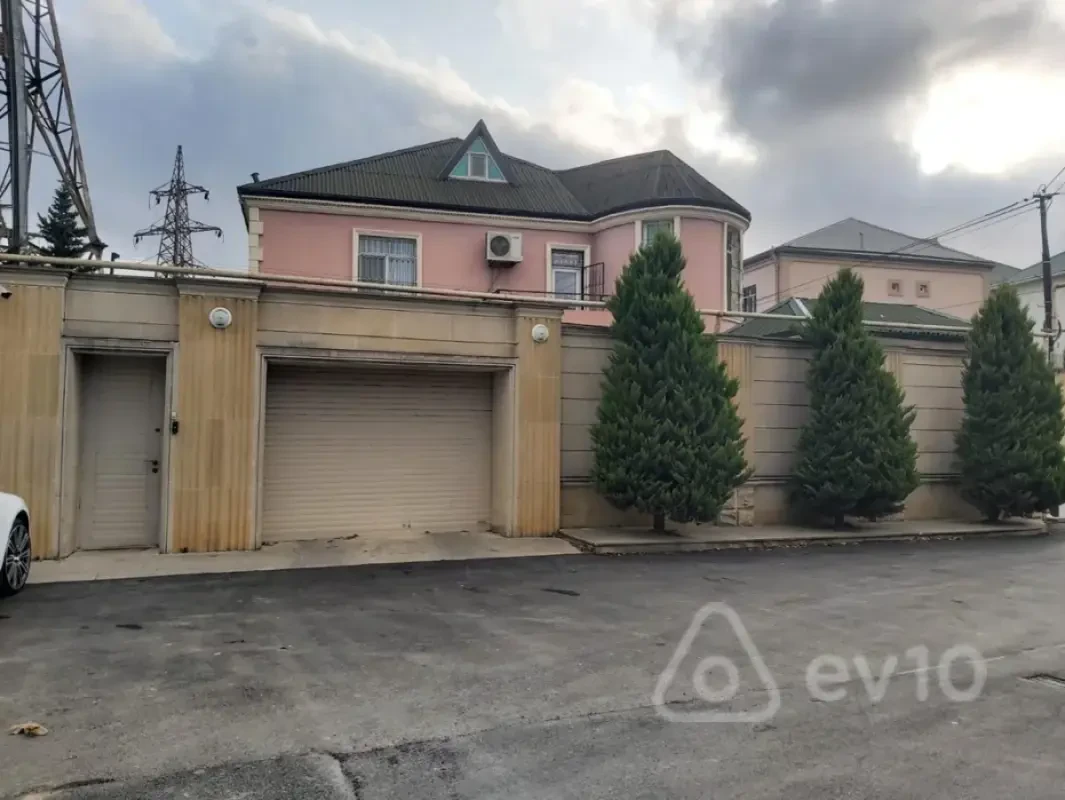 Satılır 12 otaqlı həyət evi 341 m²