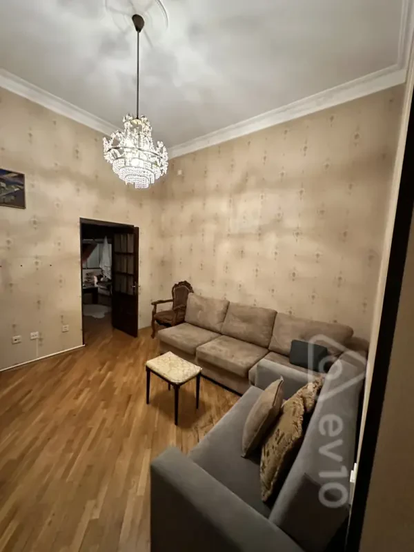 Kirayə verilir 4 otaqlı köhnə tikili 100 m²