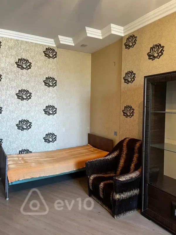 Kirayə verilir 4 otaqlı köhnə tikili 120 m²