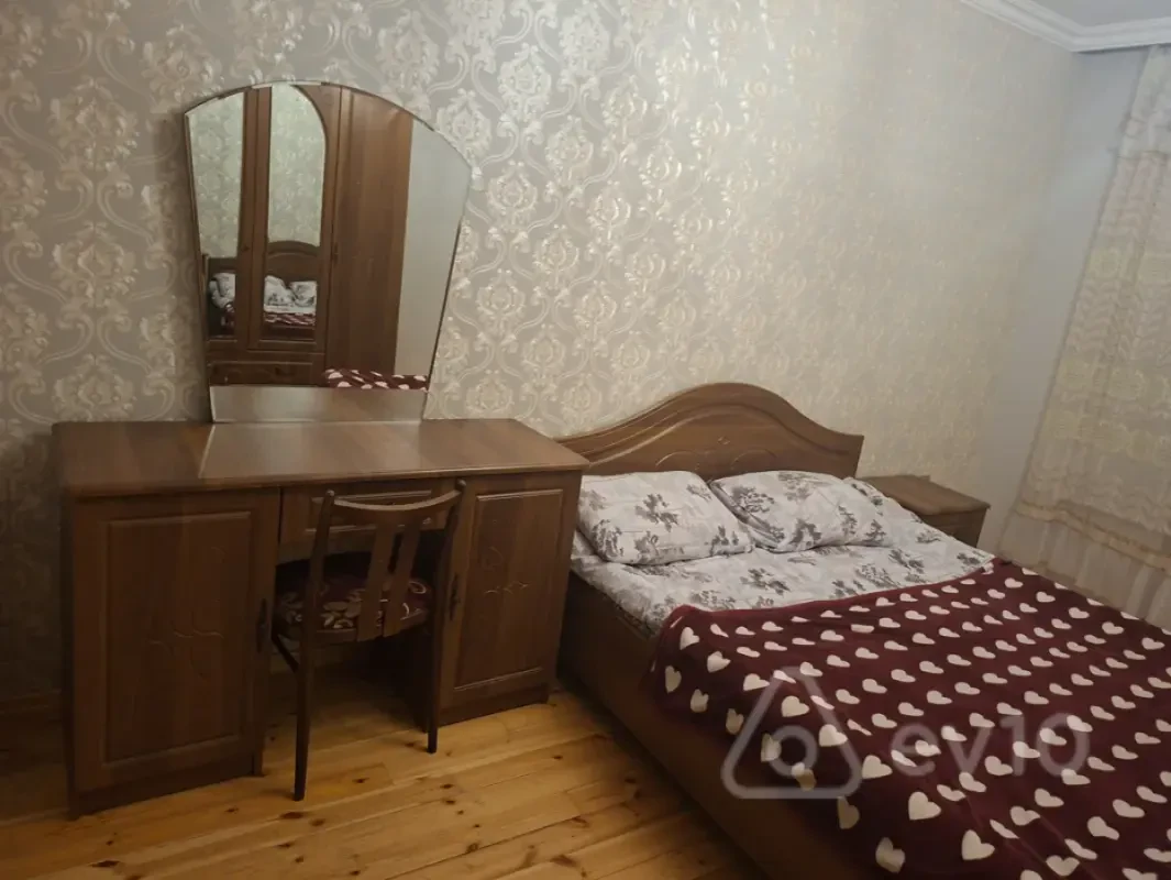 Kirayə verilir 2 otaqlı köhnə tikili 50 m²