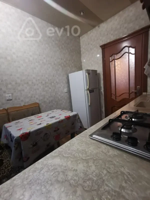Kirayə verilir 4 otaqlı köhnə tikili 130 m²