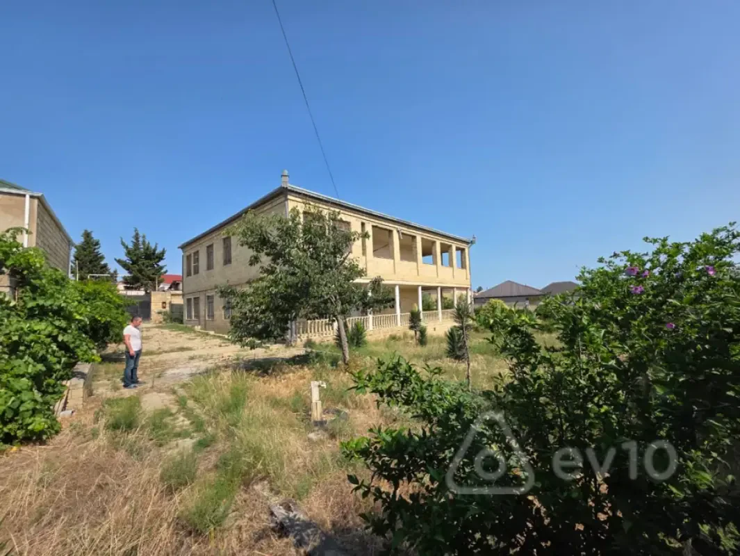 Satılır 15 otaqlı həyət evi 800 m²
