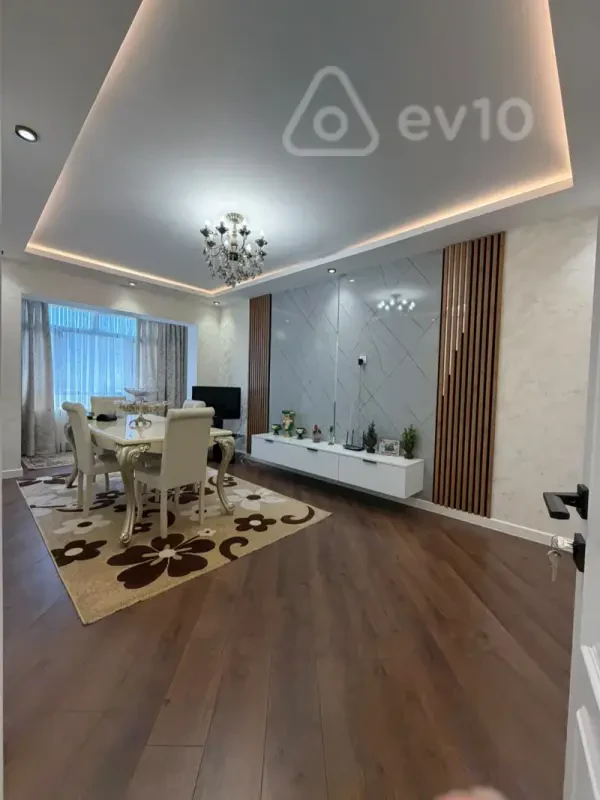 Satılır 4 otaqlı köhnə tikili 100 m²