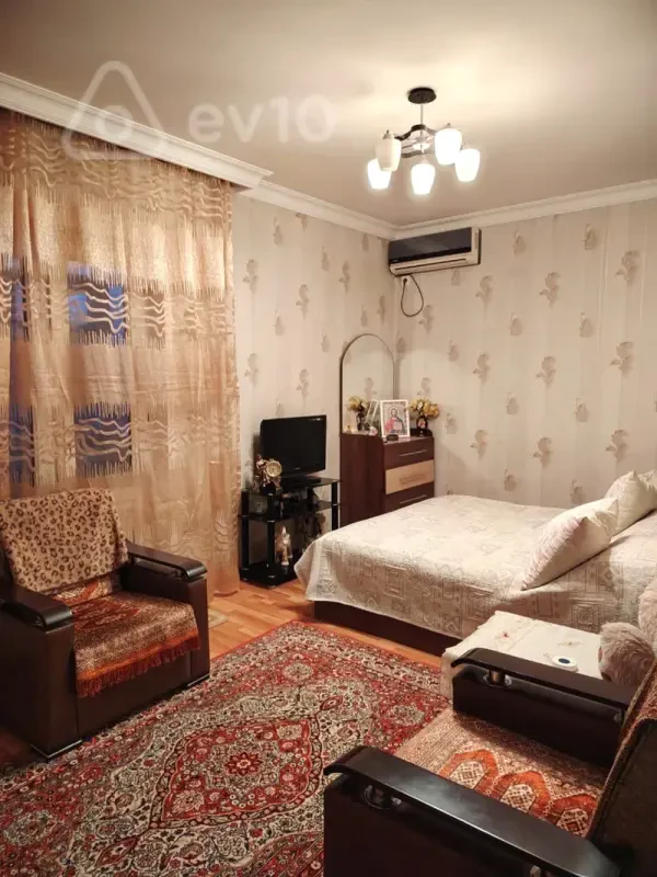 Satılır 1 otaqlı köhnə tikili 42 m²