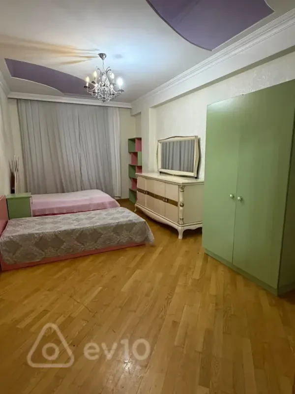Kirayə verilir 3 otaqlı yeni tikili 140 m²