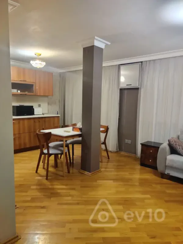 Kirayə verilir 2 otaqlı köhnə tikili 70 m²