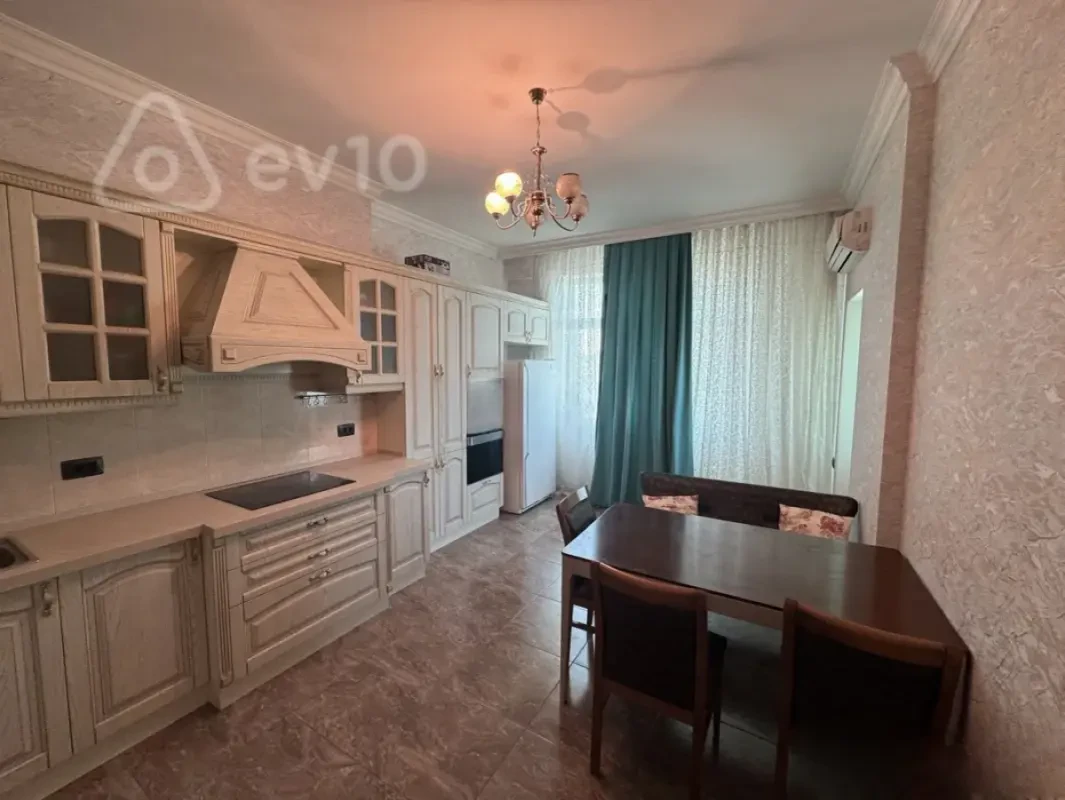 Kirayə verilir 3 otaqlı yeni tikili 140 m²
