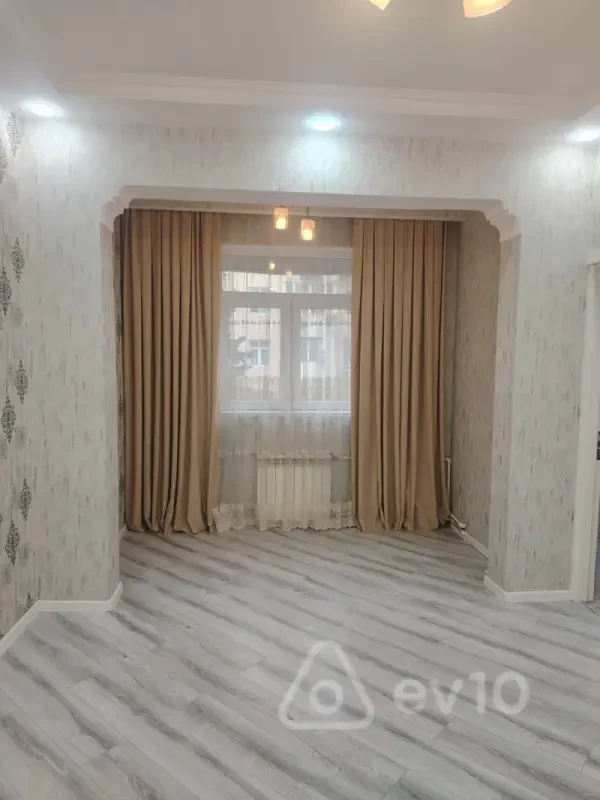 Satılır 2 otaqlı köhnə tikili 55 m²