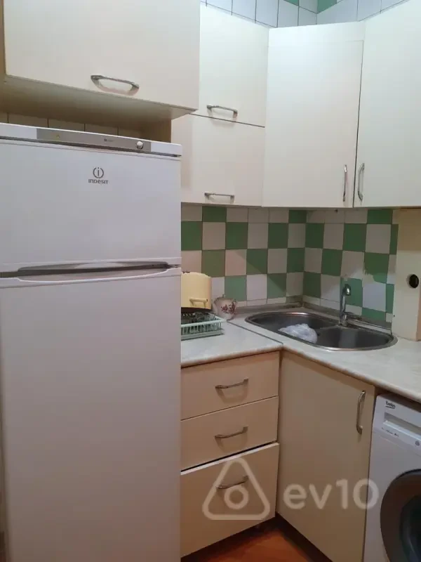 Kirayə verilir 3 otaqlı köhnə tikili 100 m²