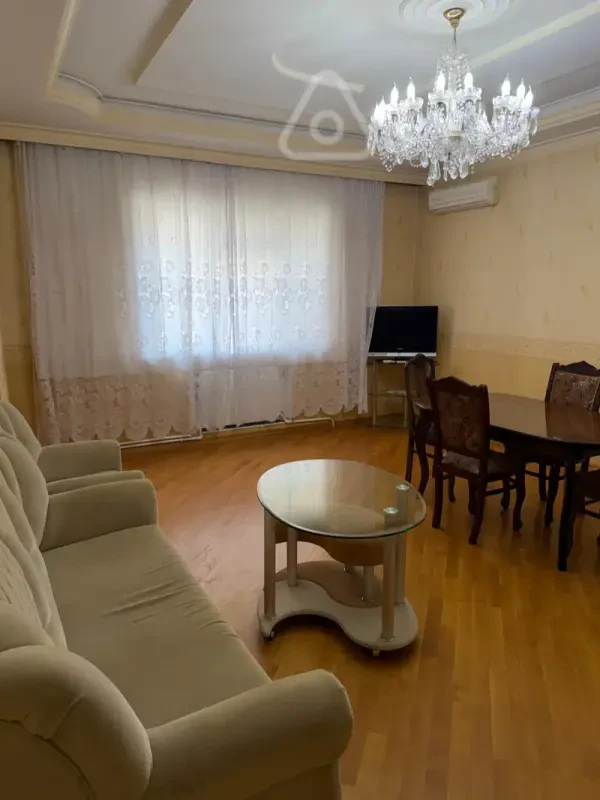Kirayə verilir 3 otaqlı köhnə tikili 175 m²