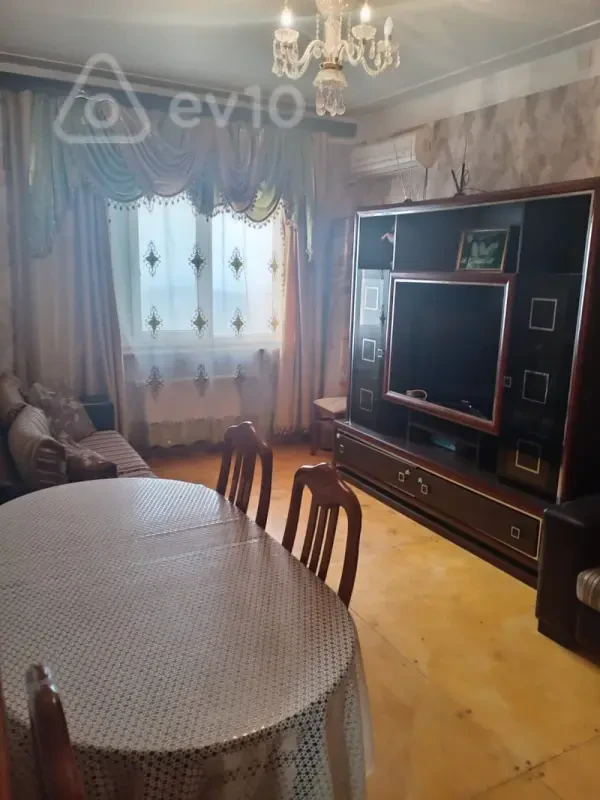 Kirayə verilir 2 otaqlı köhnə tikili 50 m²