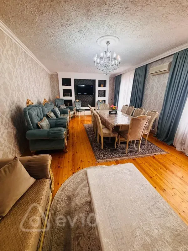 Satılır 8 otaqlı həyət evi 250 m²