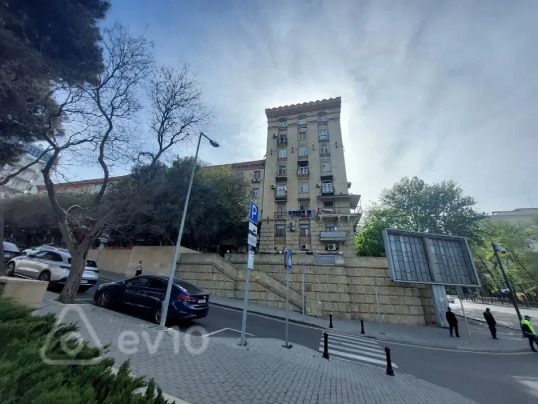 Satılır 2 otaqlı köhnə tikili 65 m²