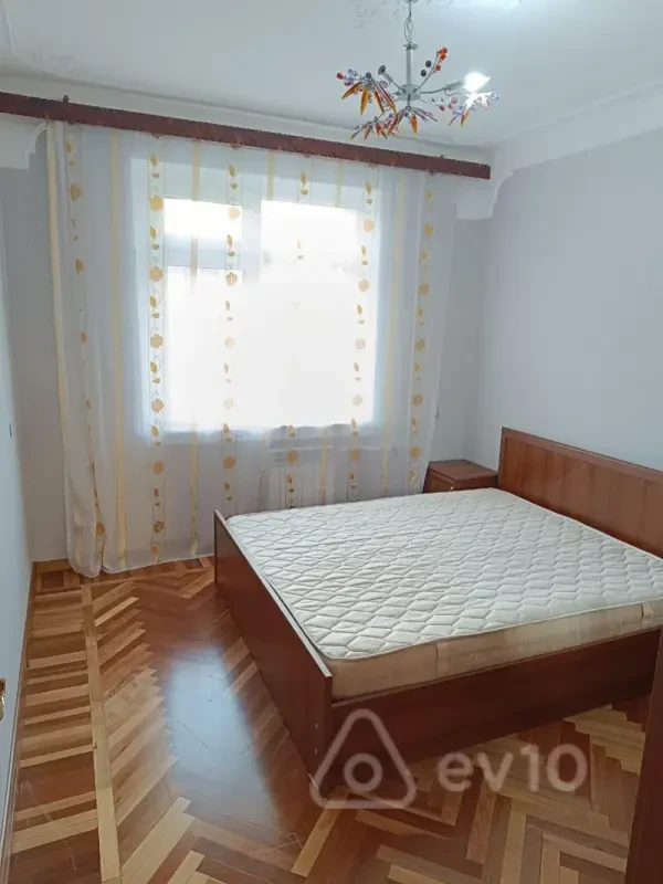 Kirayə verilir 2 otaqlı köhnə tikili 60 m²