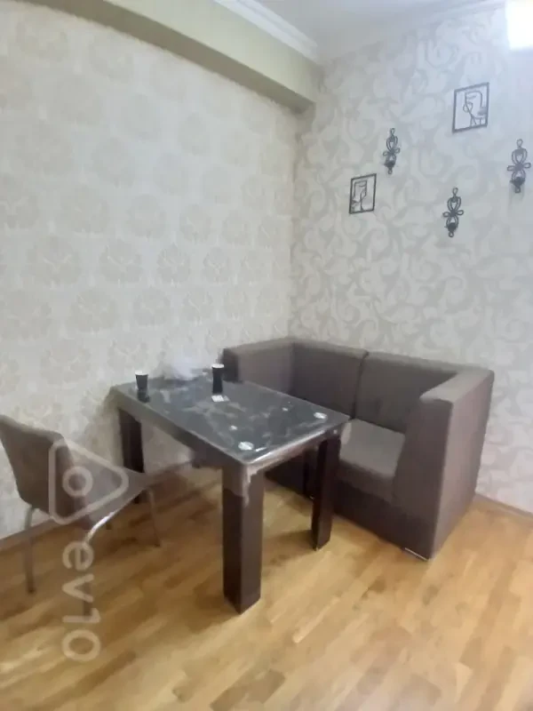 Kirayə verilir 2 otaqlı köhnə tikili 55 m²