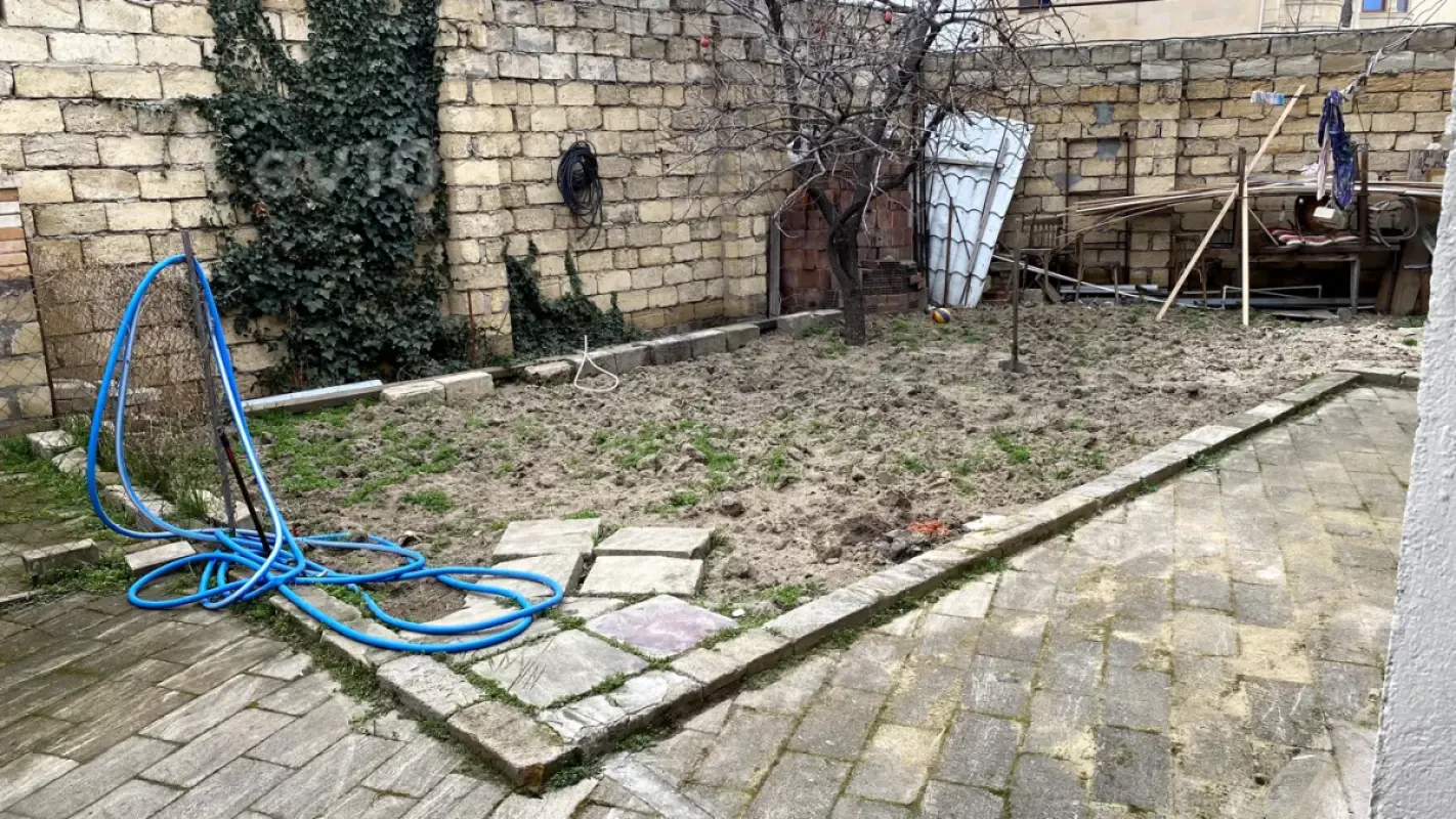 Satılır 8 otaqlı həyət evi 240 m²