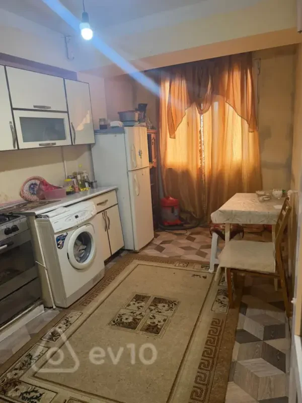 Kirayə verilir 2 otaqlı köhnə tikili 60 m²