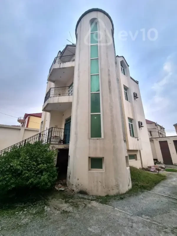 Satılır 6 otaqlı həyət evi 440 m²