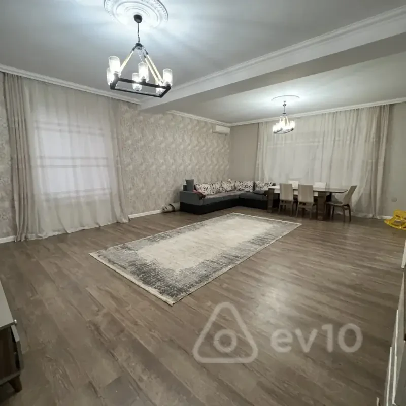 Satılır 4 otaqlı həyət evi 200 m²