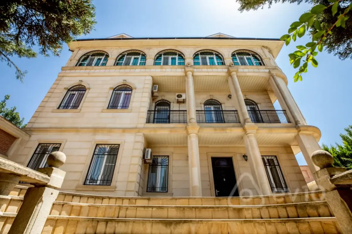 Kirayə verilir 7 otaqlı həyət evi 404 m²