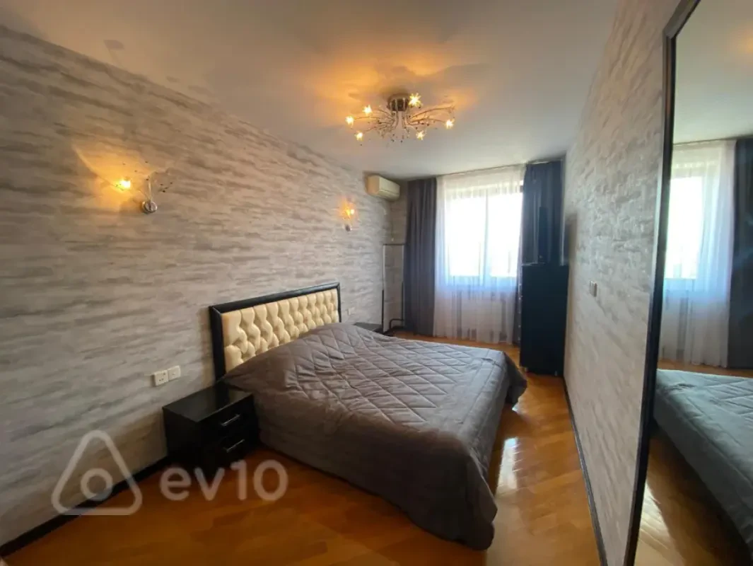 Kirayə verilir 2 otaqlı köhnə tikili 75 m²