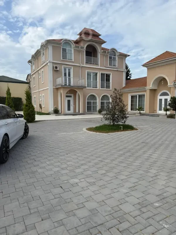 Satılır 14 otaqlı həyət evi 750 m²