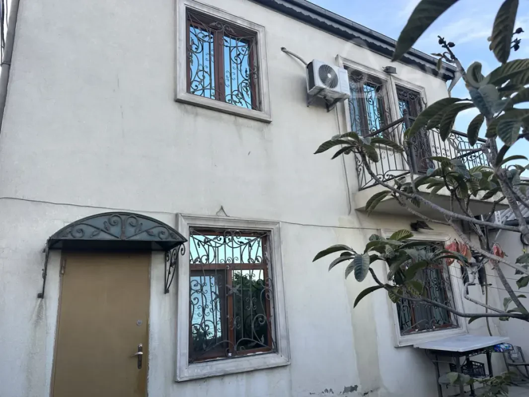 Satılır 5 otaqlı həyət evi 200 m²