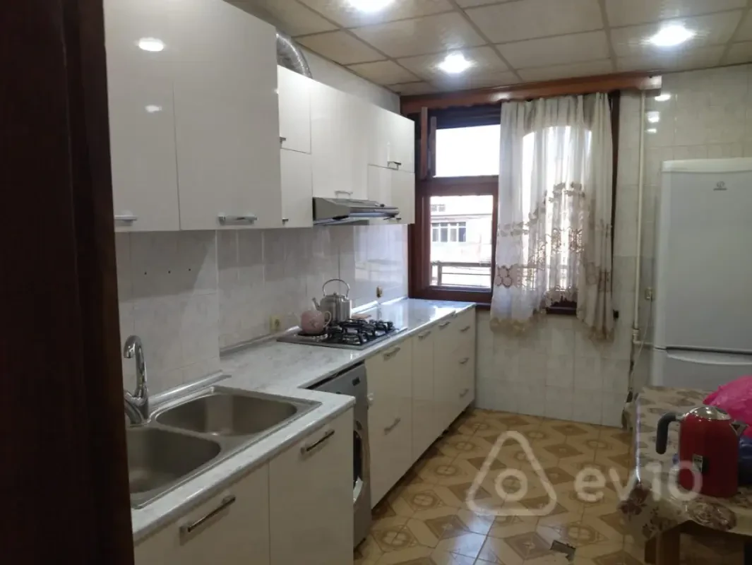 Kirayə verilir 3 otaqlı köhnə tikili 90 m²