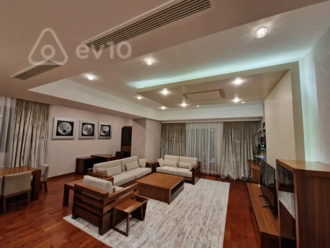 Kirayə verilir 4 otaqlı yeni tikili 215 m²