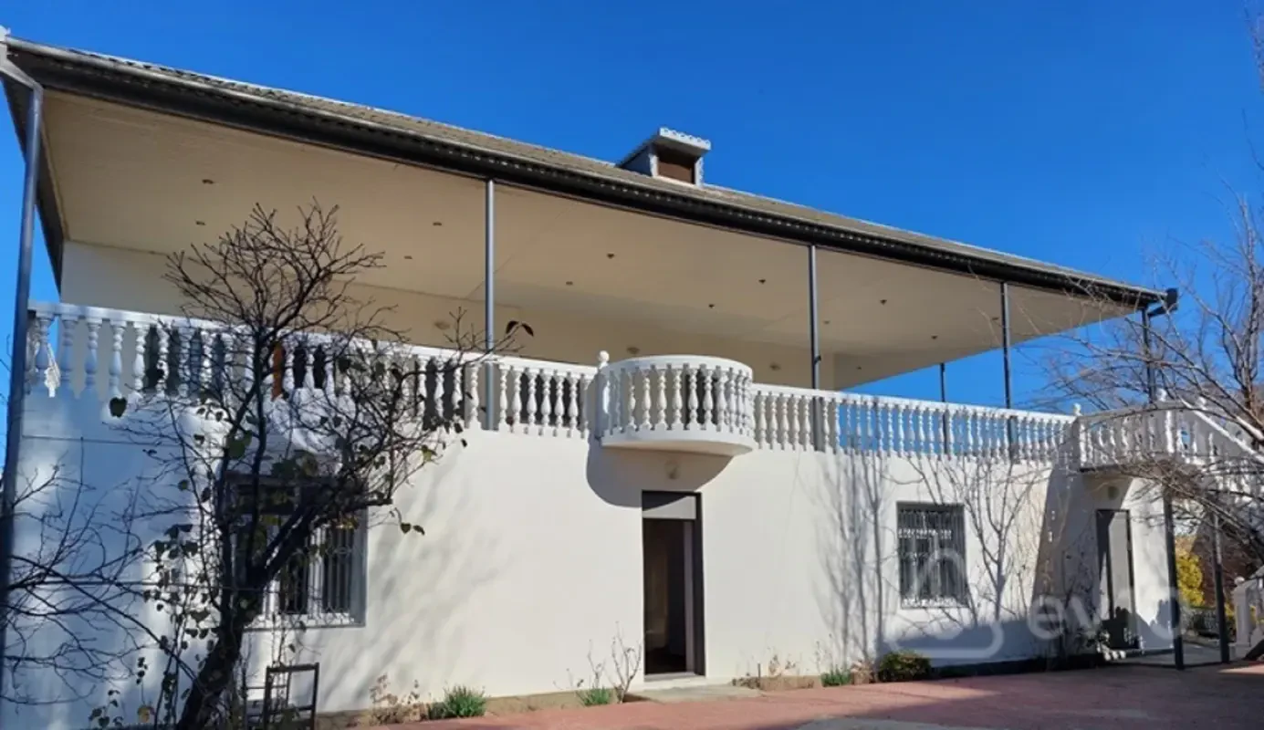 Satılır 5 otaqlı həyət evi 180 m²