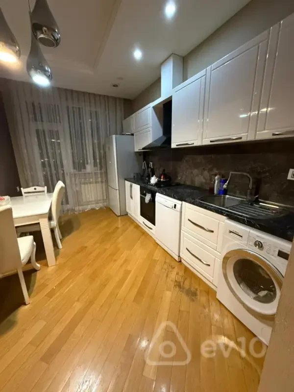 Kirayə verilir 4 otaqlı yeni tikili 140 m²