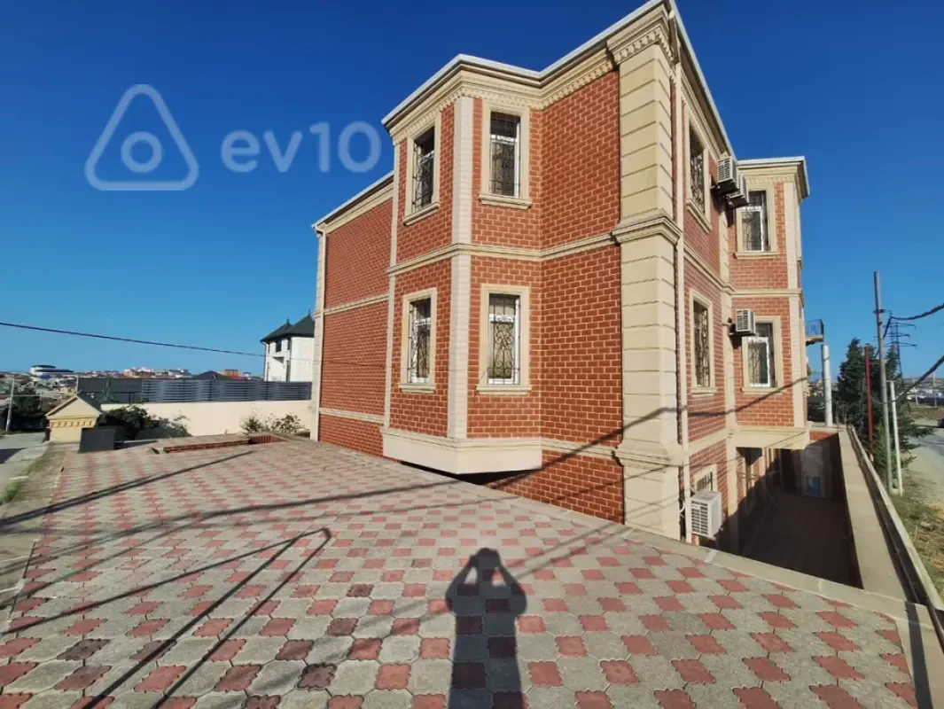 Satılır 7 otaqlı həyət evi 520 m²