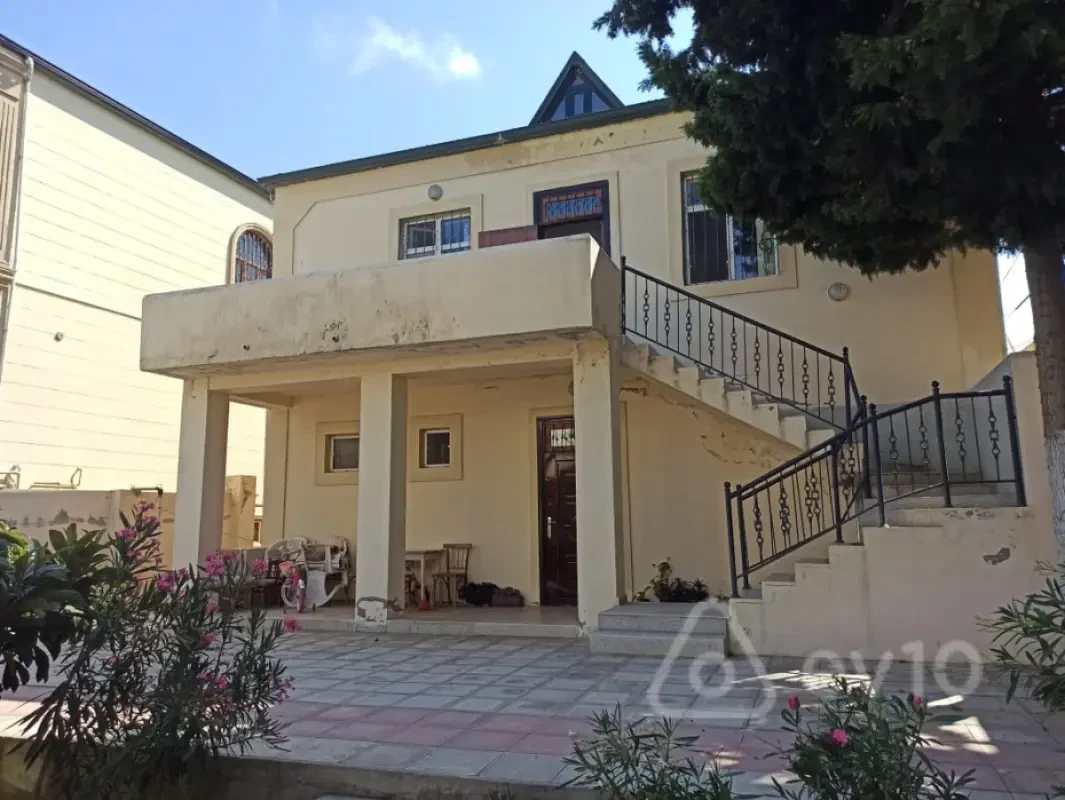 Satılır 8 otaqlı həyət evi 200 m²