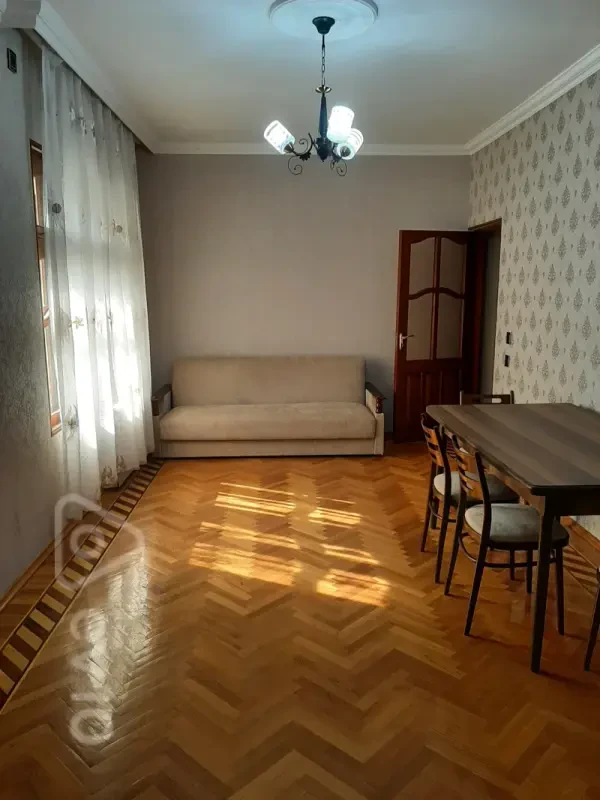 Kirayə verilir 2 otaqlı köhnə tikili 78 m²